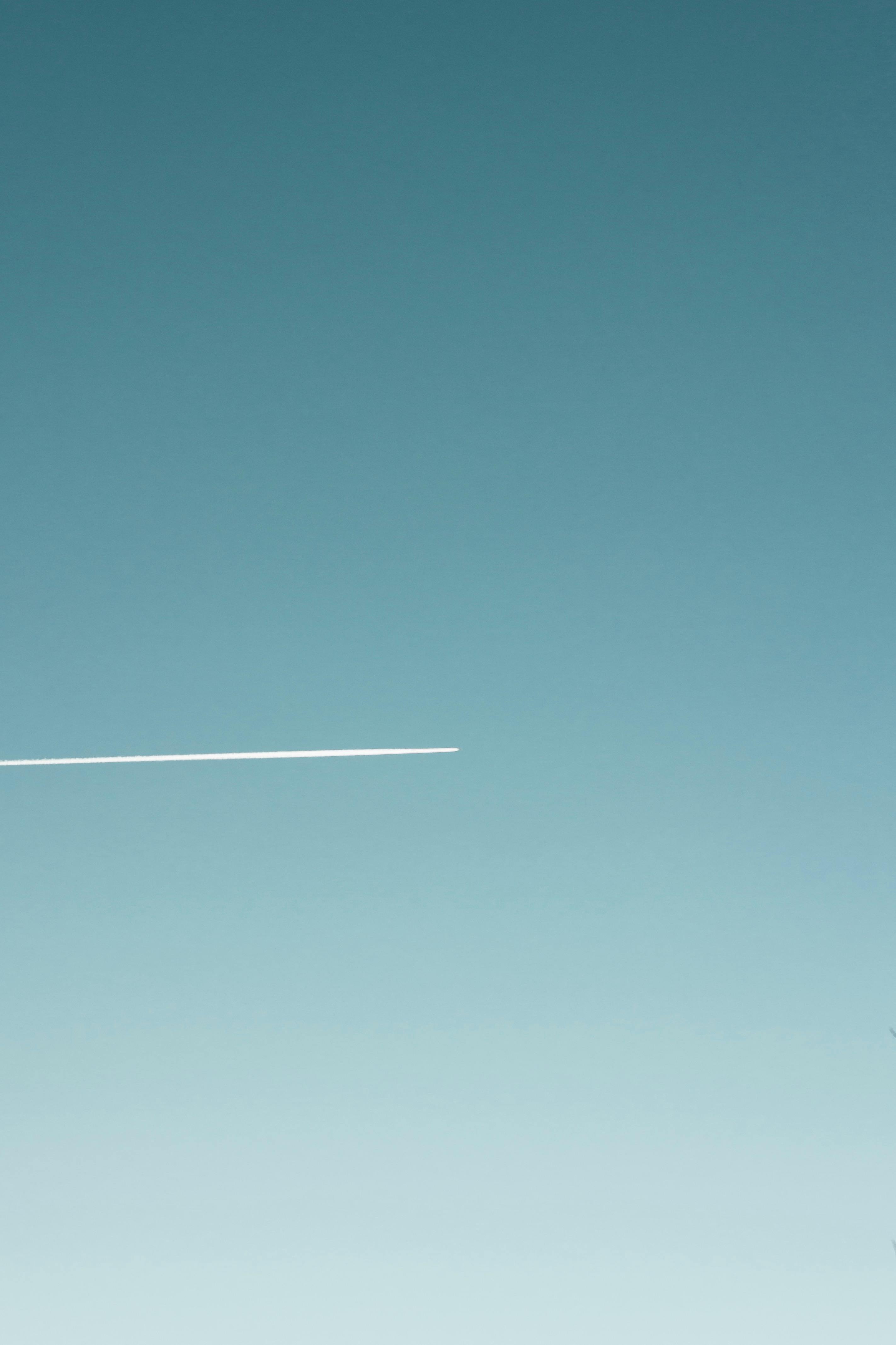 湛蓝的天空中，飞机划过一道长长的轨迹