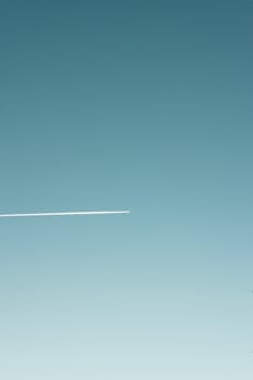 湛蓝的天空中，飞机划过一道长长的轨迹