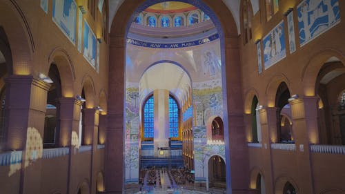 Foto profissional grátis de arquitetura da igreja, bancos, igreja católica
