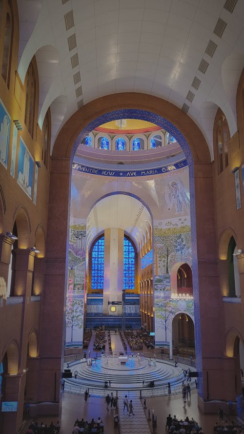 katolik kilisesi, kilise mimarisi, kilise sıraları içeren Ücretsiz stok fotoğraf