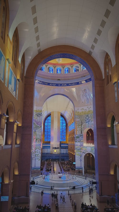 Foto profissional grátis de arquitetura da igreja, bancos, igreja católica