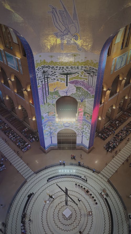 Foto profissional grátis de arquitetura da igreja, bancos, igreja católica