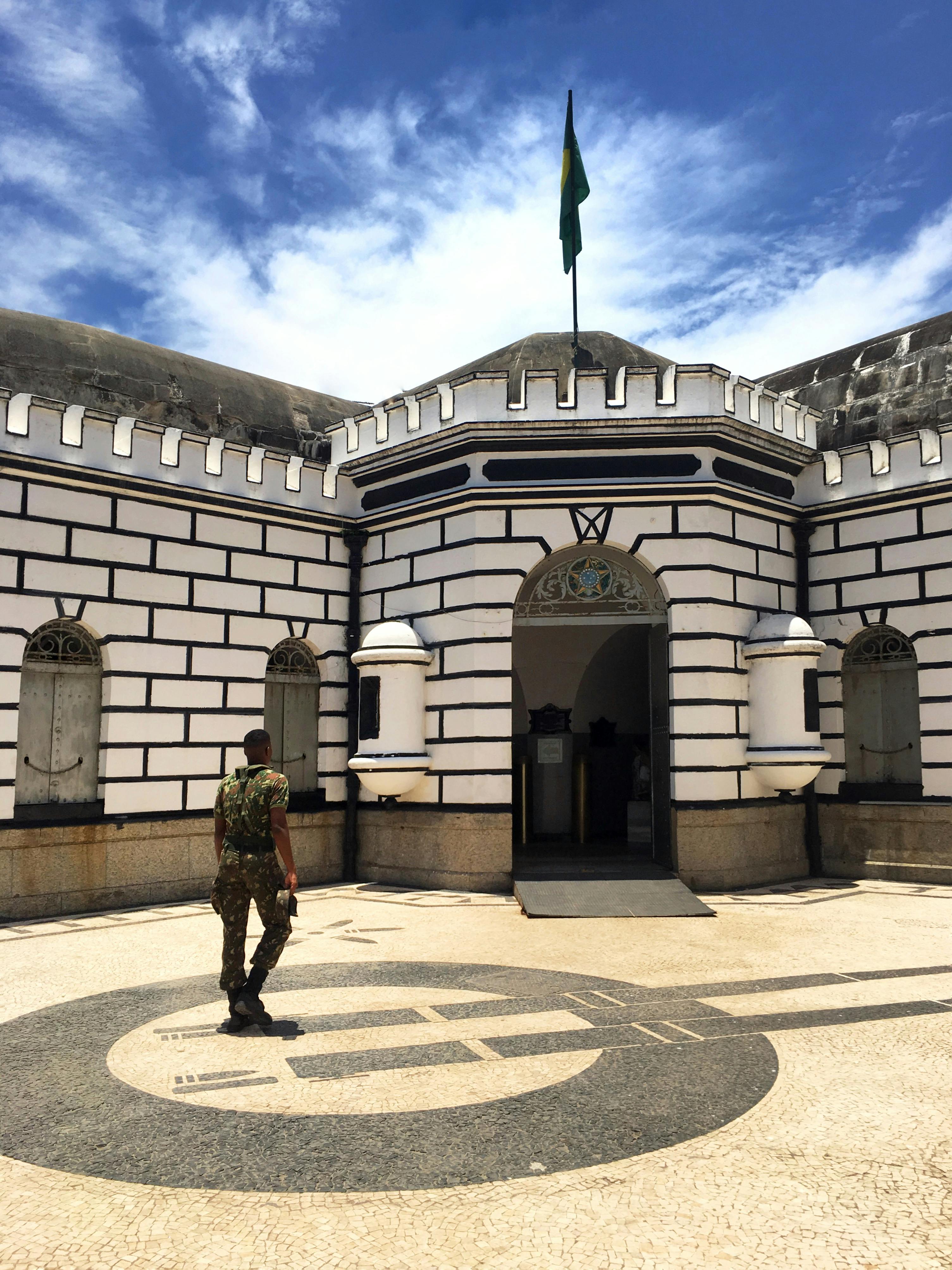 在巴西科帕卡巴纳，一名士兵走近一座历史悠久的殖民堡垒，这座堡垒具有独特的几何设计