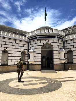 在巴西科帕卡巴纳，一名士兵走近一座历史悠久的殖民堡垒，这座堡垒具有独特的几何设计