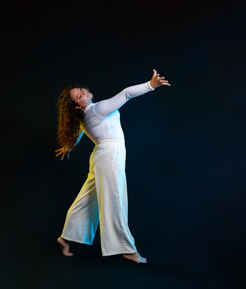 Бесплатное стоковое фото с Балерина, вертикальный выстрел, длинные волосы