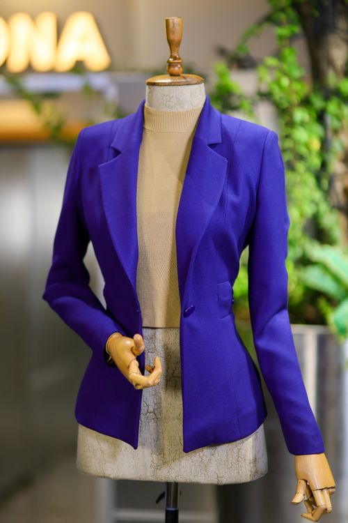 Free Elegant mannequin showcasing a blue jacket in a stylish clothing store setting. Stock Photo