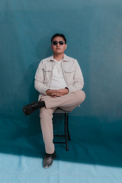 Kostenloses Stock Foto zu asiatischer mann, blauem hintergrund, eleganz