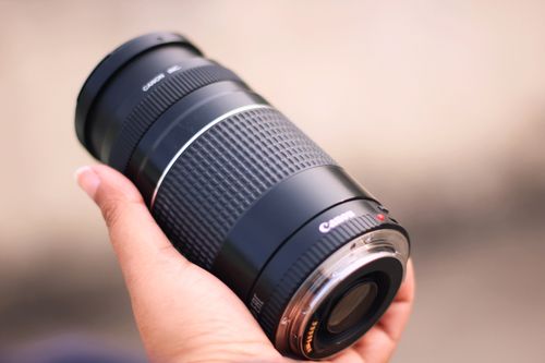 Free Detailed image of a hand holding a camera lens, perfect for photography themes. Stock Photo