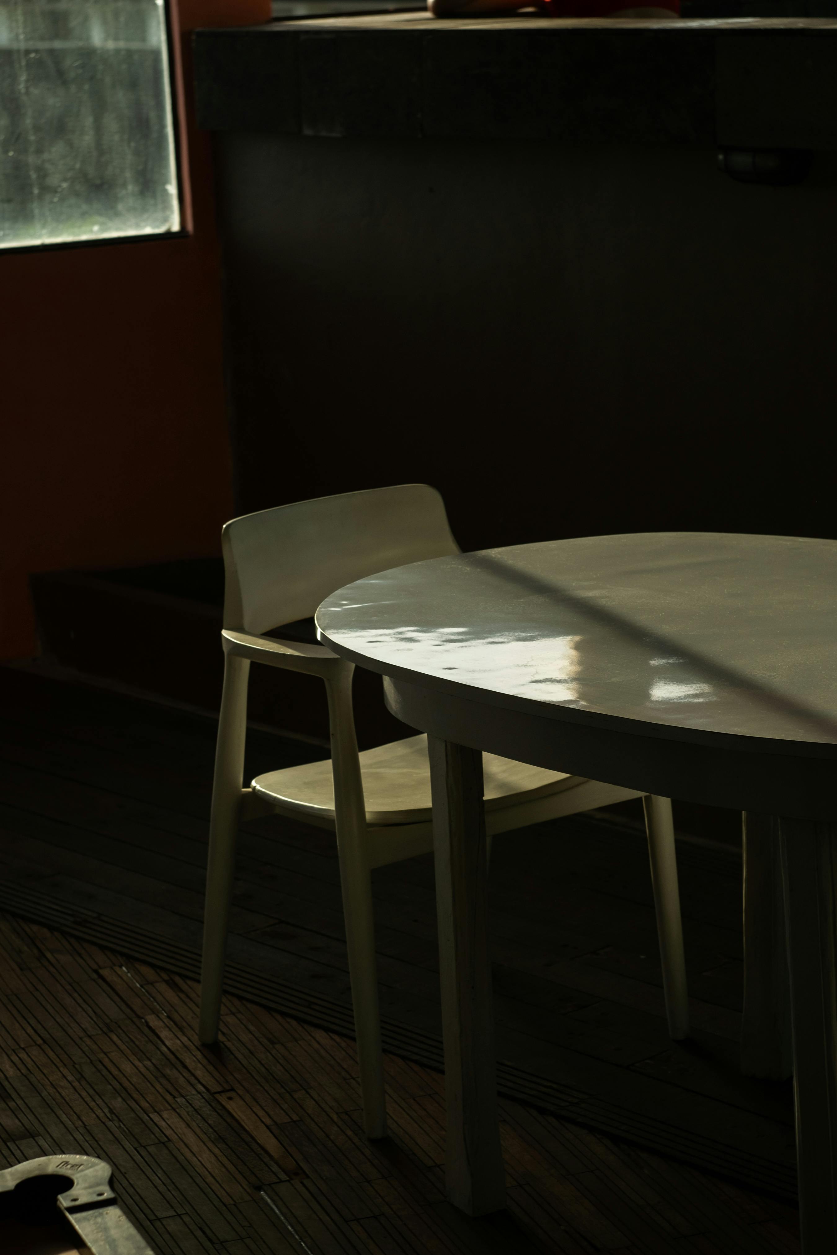 Gratis Silla Y Mesa En La Habitación Foto de stock