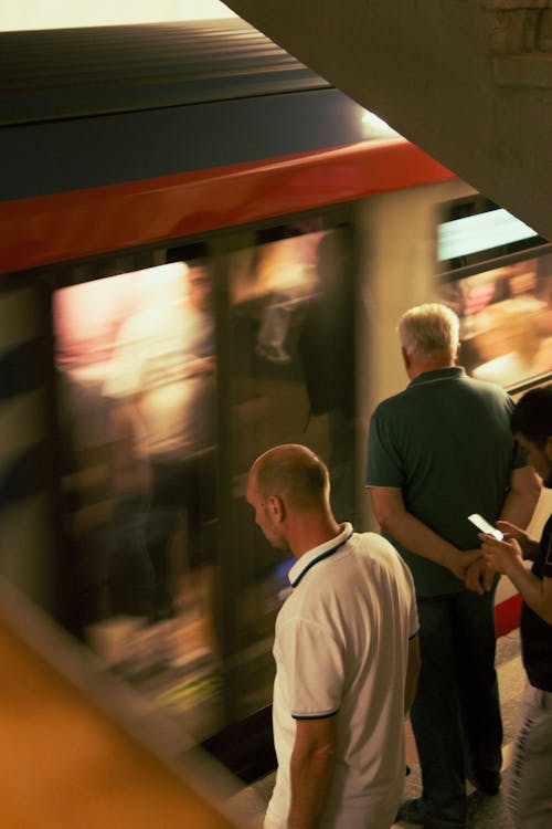 Foto profissional grátis de de pé, metrô, movendo-se