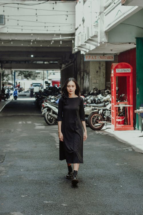 Darmowe zdjęcie z galerii z azjatka, chodzenie, czarna sukienka