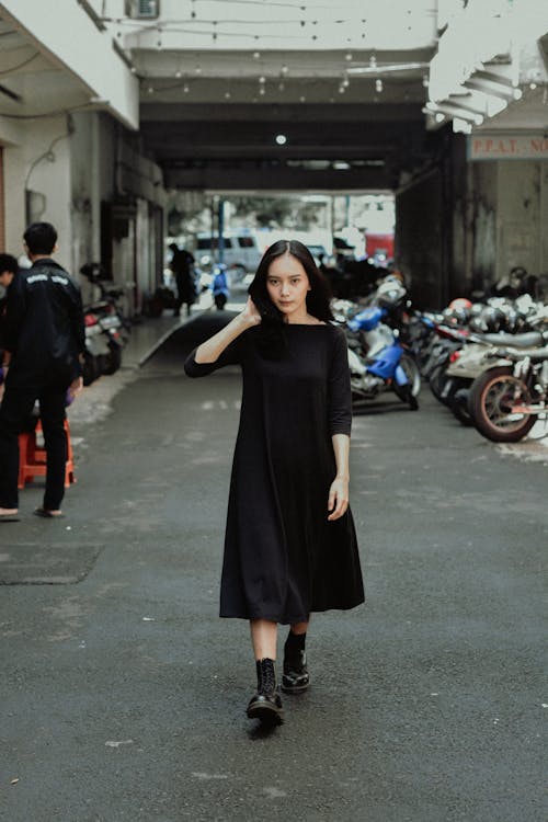 Darmowe zdjęcie z galerii z azjatka, chodzenie, czarna sukienka
