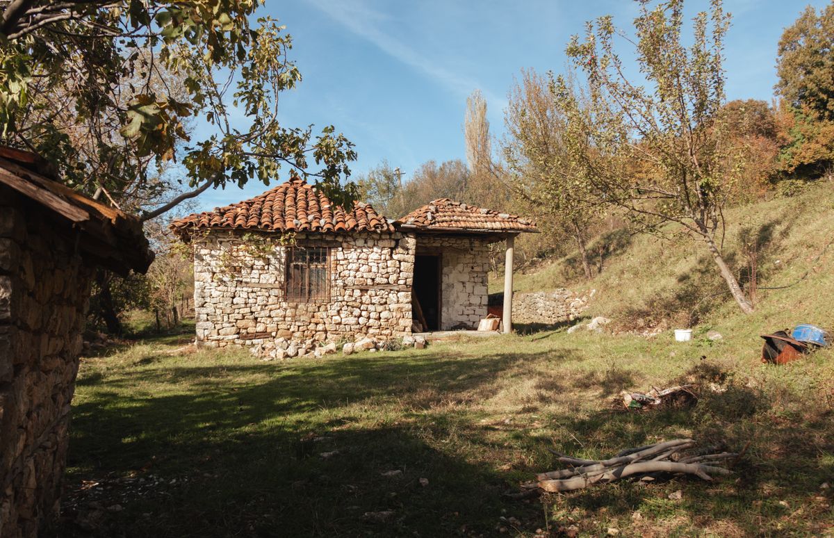 Vaciar una masía del Empordà: la piedra, la tramuntana y sus dependencias