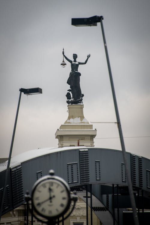 Fotobanka s bezplatnými fotkami na tému dáma, historická pamiatka, hodiny