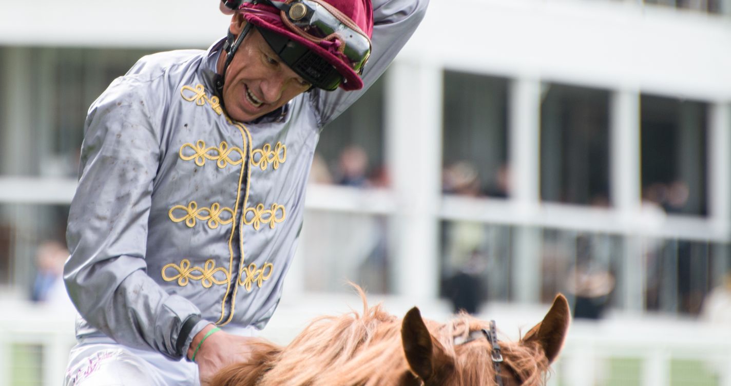 Jockey célébrant une victoire sur son cheval à l'hippodrome de Royal Ascot, en Angleterre
