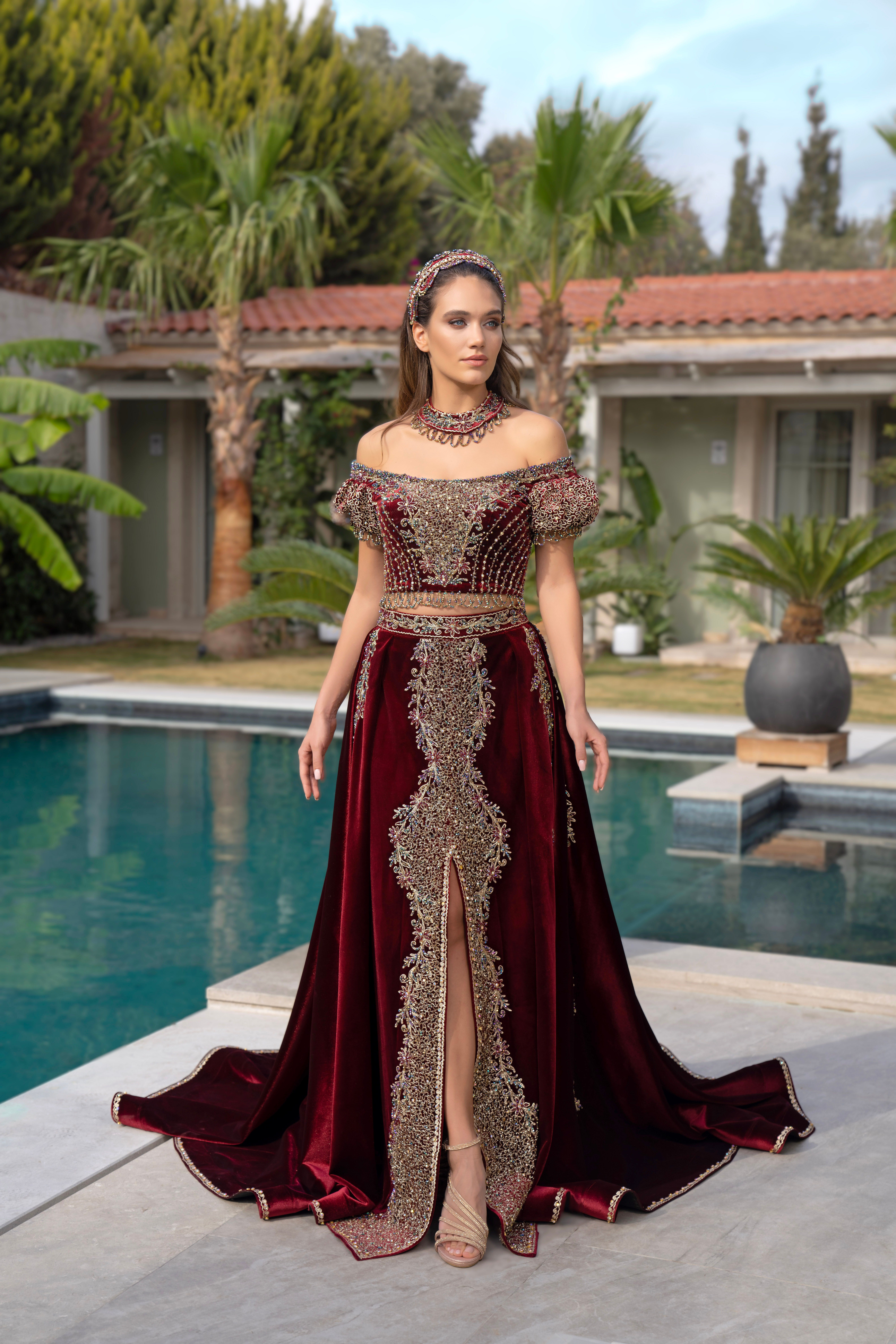 Stunning off-shoulder bridal gown in İzmir, Türkiye garden setting.