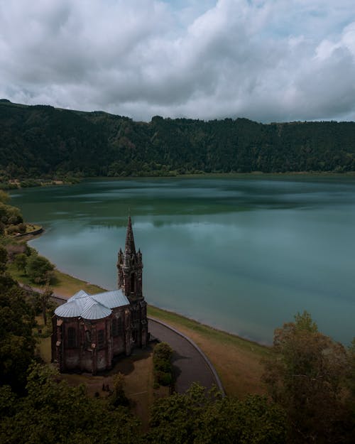 Immagine gratuita di acqua, chiesa, colline