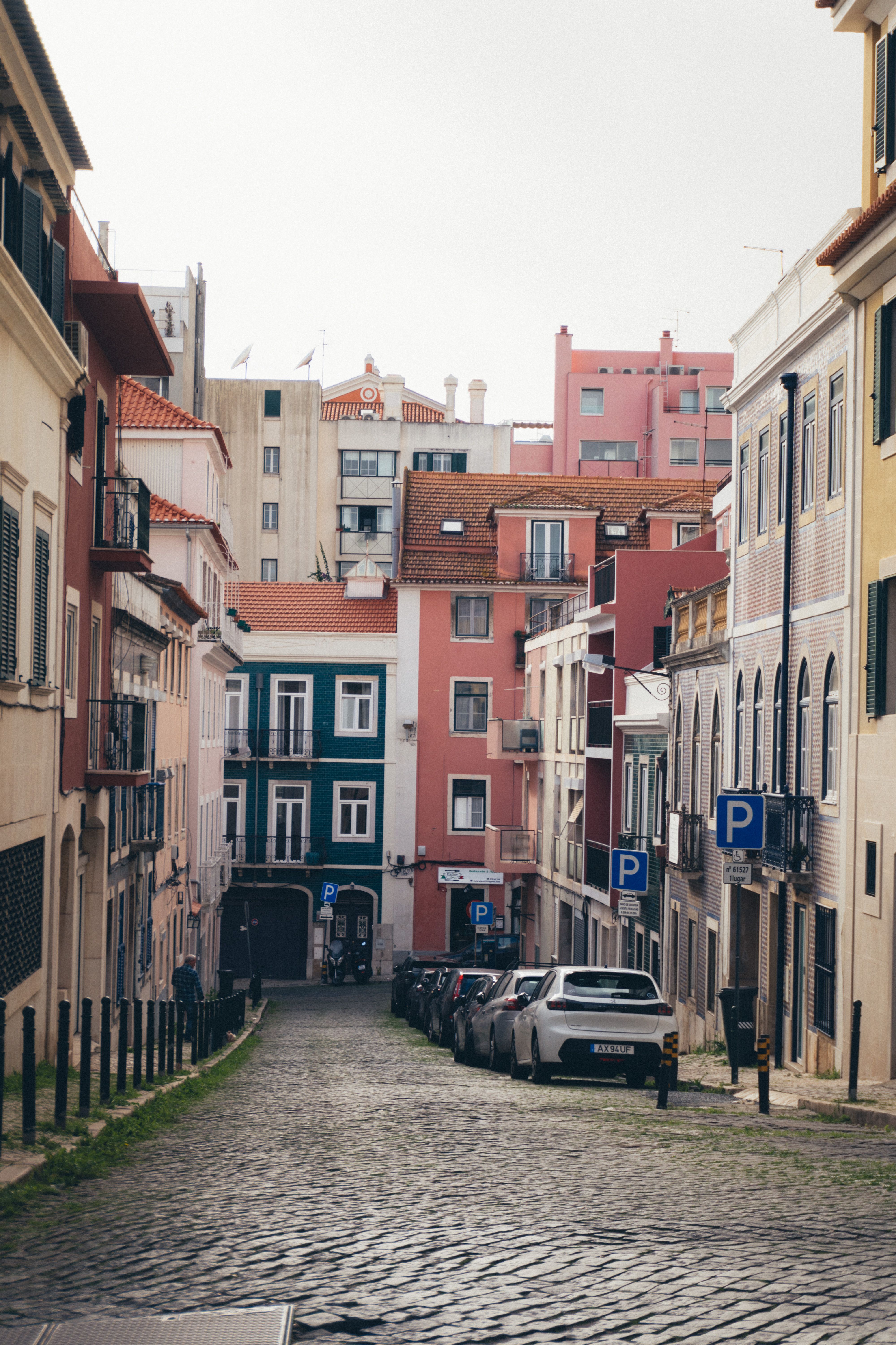 Une ruelle pavée bordée de maisons colorées dans une vieille ville européenne