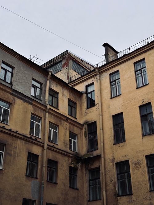 Free A classic corner of a historic urban residential building in a city setting, captured in a vertical shot. Stock Photo