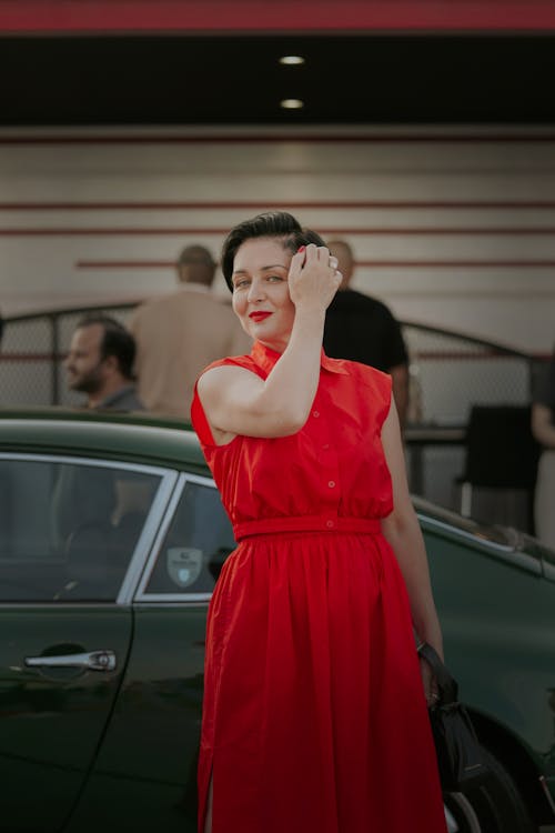 Základová fotografie zdarma na téma červené šaty, elegance, fixující vlasy