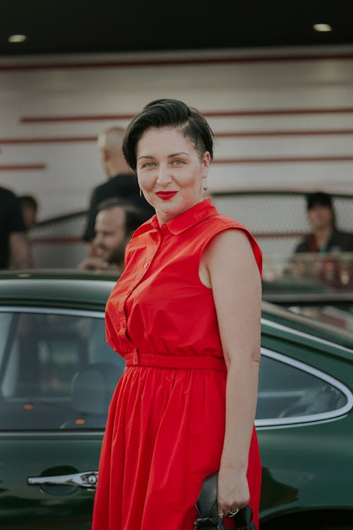 Základová fotografie zdarma na téma auto, červené šaty, elegance