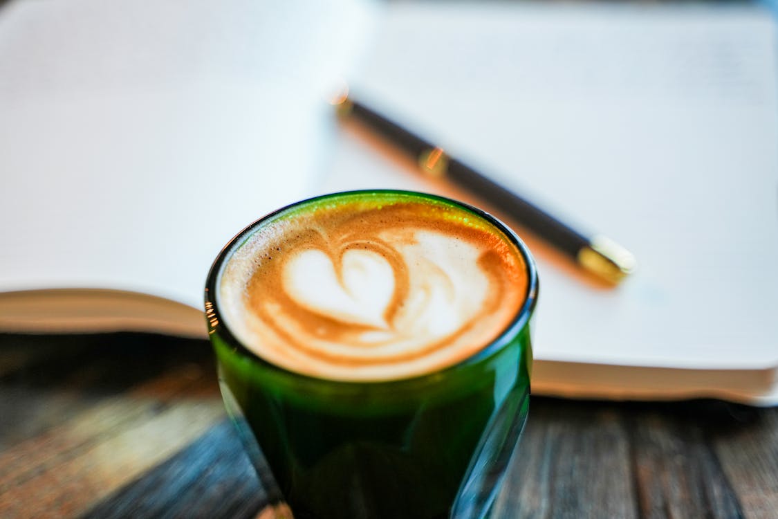 Immagine gratuita di caffè, journaling, rivista