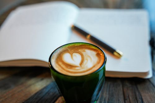 Gratis lagerfoto af journal, journalisering, kaffe
