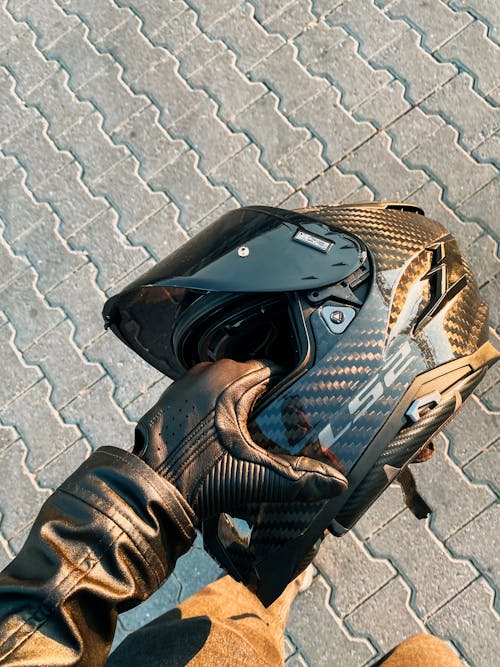Foto profissional grátis de capacete, holding, luva