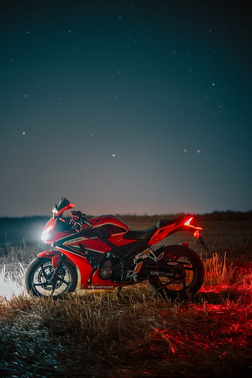 คลังภาพถ่ายฟรี ของ ตอนเย็น, ยิงแนวตั้ง, รถจักรยานยนต์สีแดง