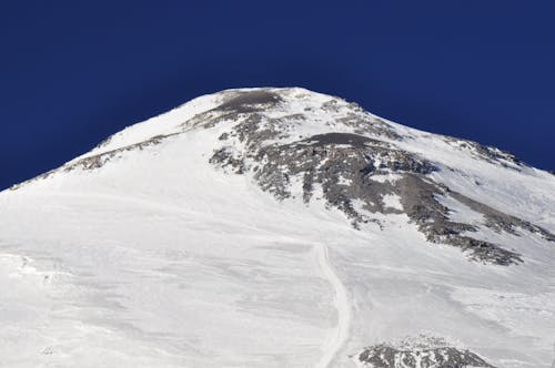 aşınmış, beyaz, dağ içeren Ücretsiz stok fotoğraf