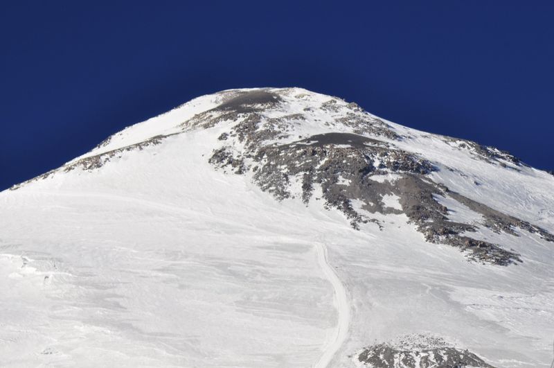 Planinski vrh Elbrus prekriven snijegom i ledom pod gustim oblacima