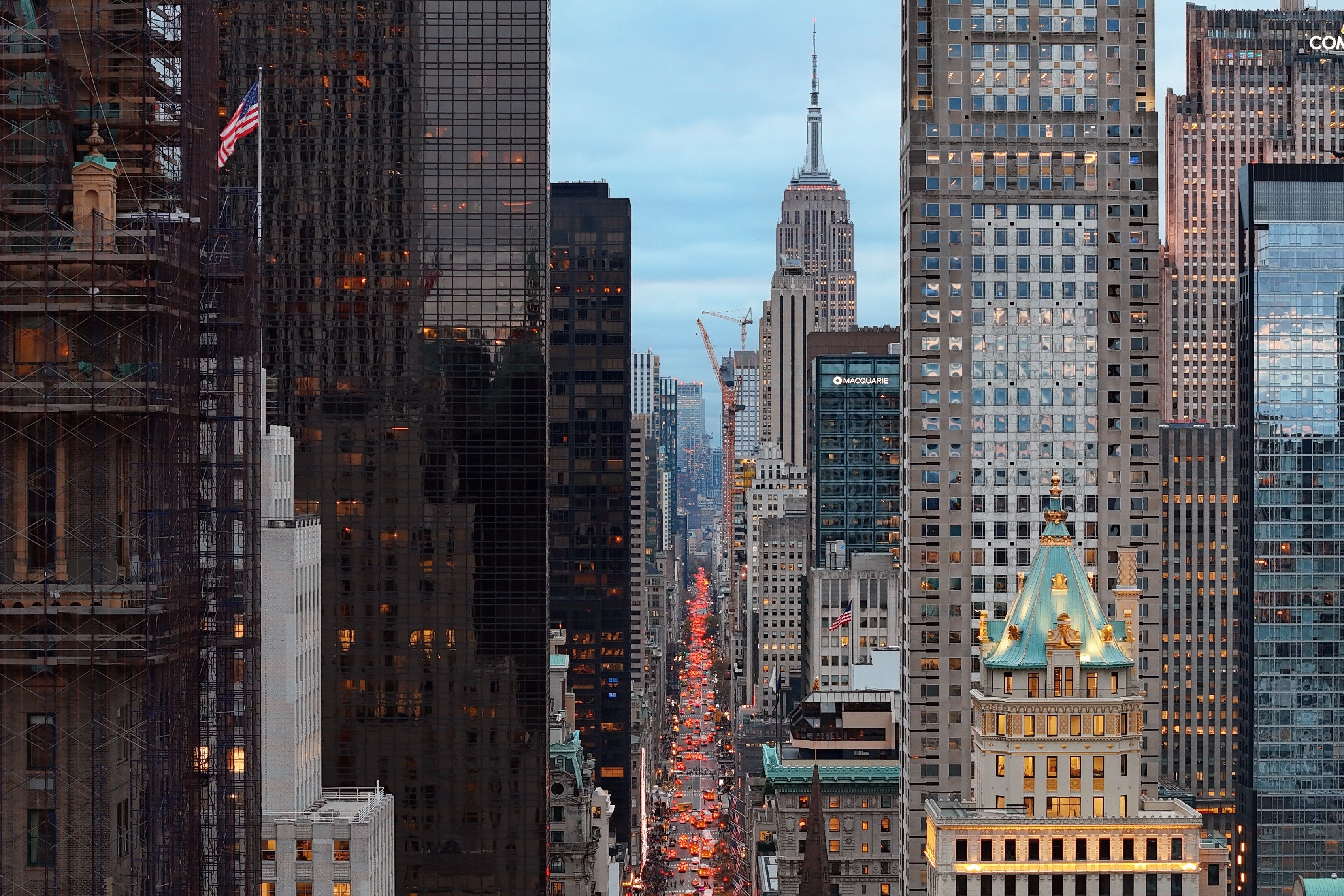 Mercado de trabalho americano para brasileiros em 2026 Escritório moderno nos Estados Unidos com profissionais em reunião de trabalho