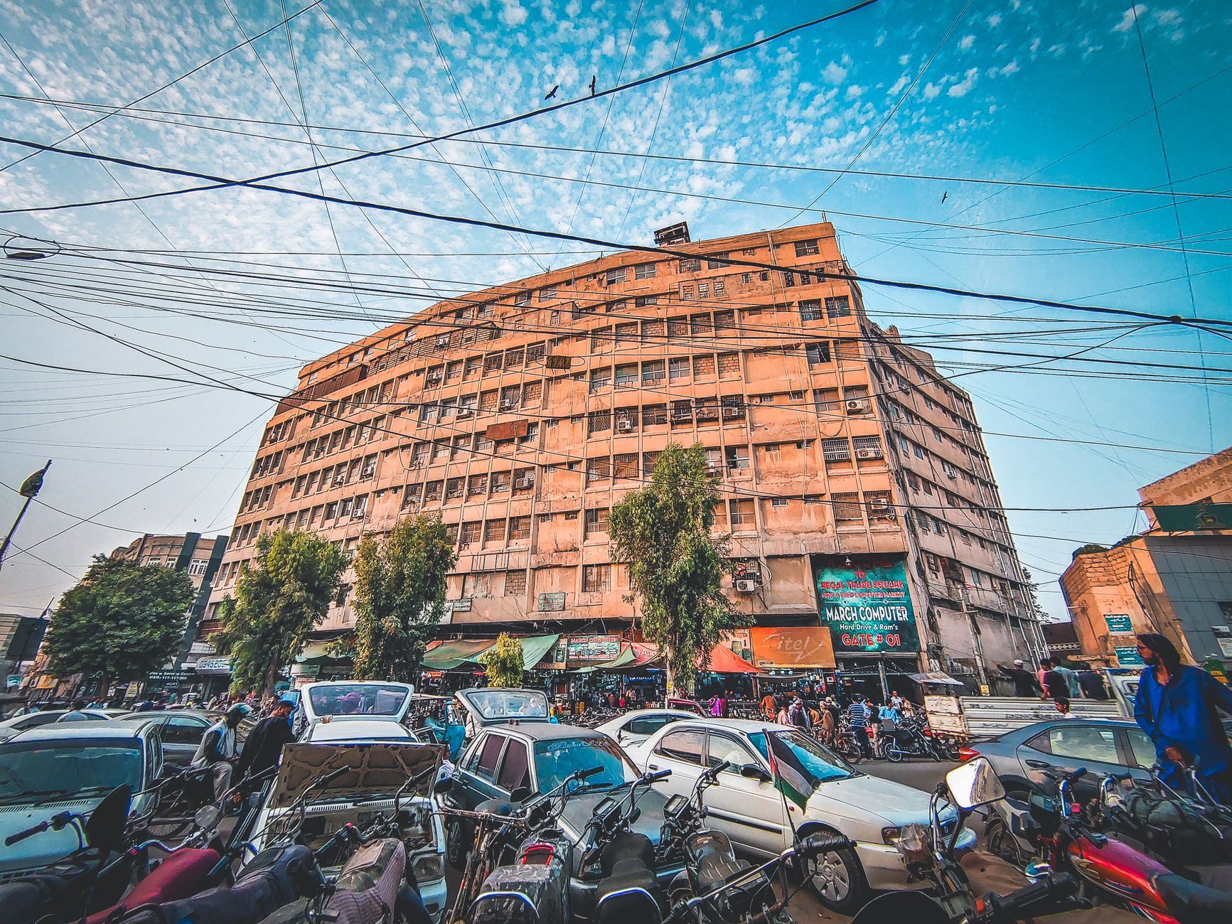 میرپور کے کرکٹ میدان میں بارش سے متاثر پچ اور تبدیل شدہ میچ شرائط کا اسکور بورڈ