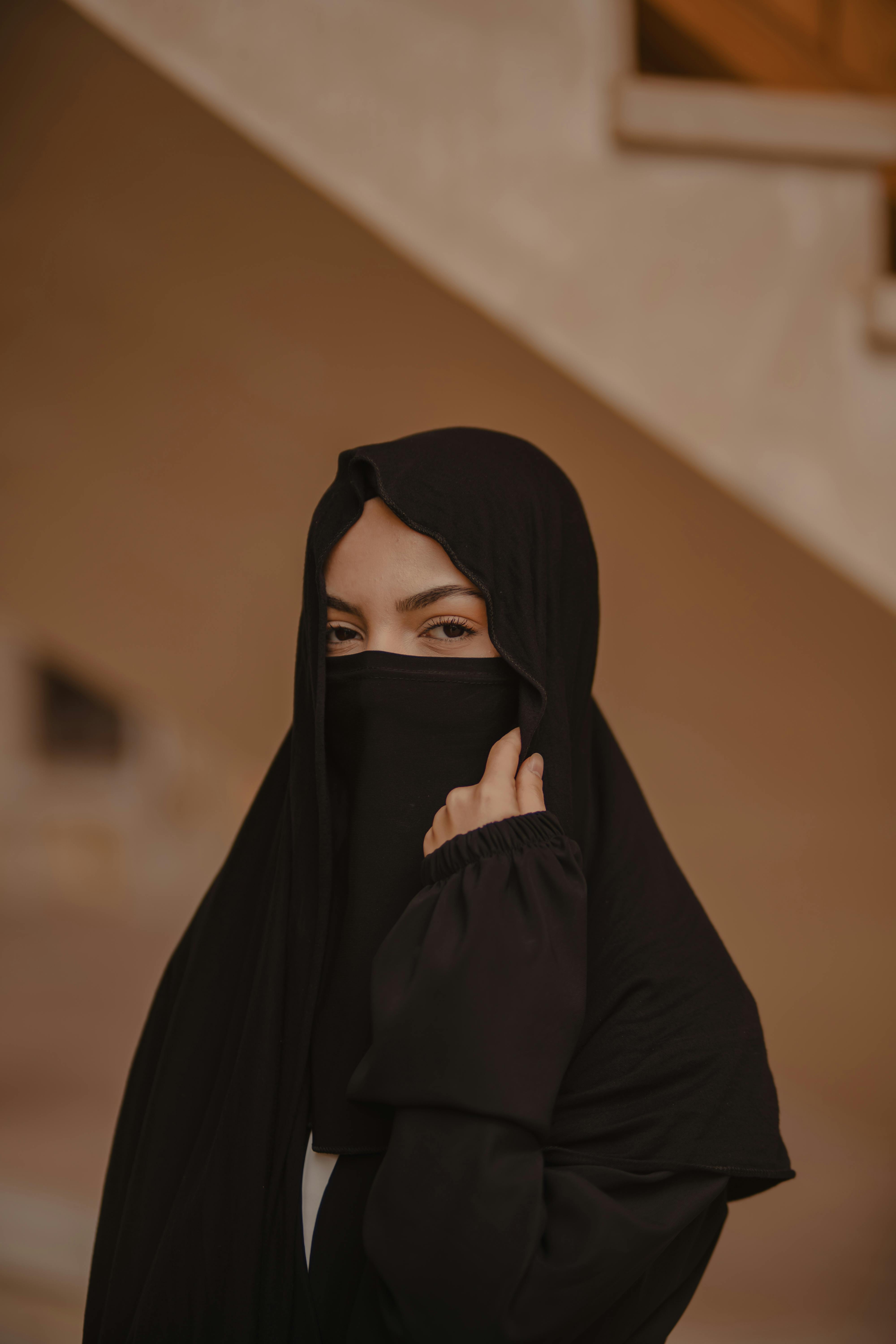 Hijabs, Abaya and headdressing ideas | Model baju wanita, Model pakaian,  Wanita
