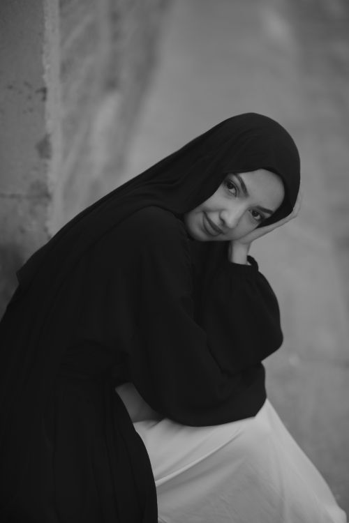 Free Graceful black and white portrait of a young woman wearing a hijab, exuding elegance and calmness. Stock Photo