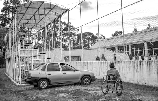 A person in a wheelchair watches a sports event in Atlacomulco, México, promoting inclusivity.
