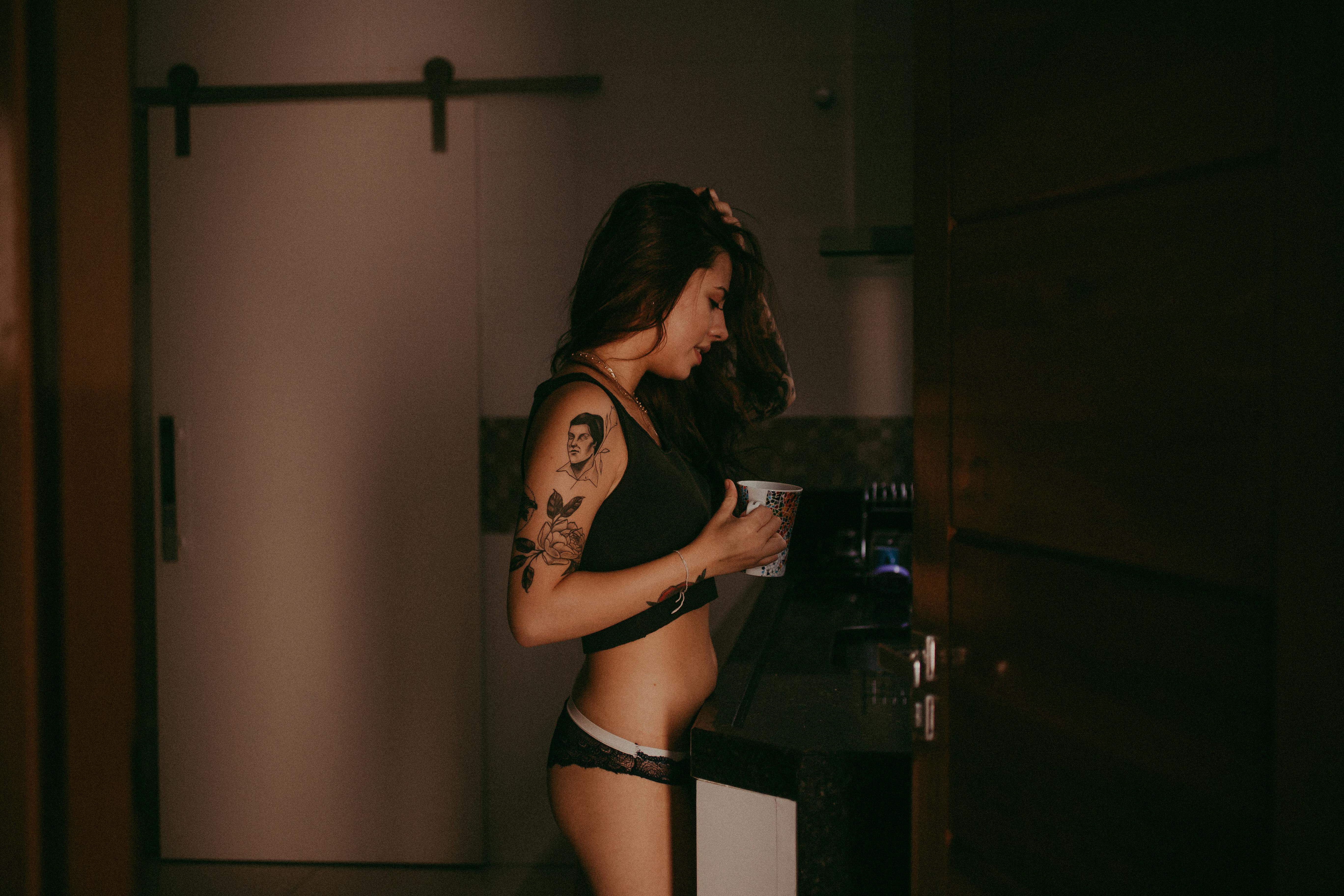 Bezpłatne Kobieta Trzyma Biały Kubek Ceramiczny Zdjęcie z galerii