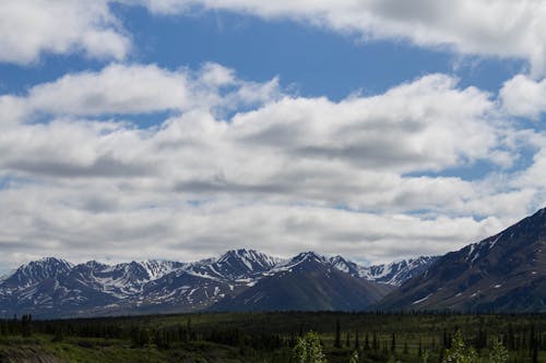 Photo De Paysage De Montagne Sous Un Ciel Nuageux Bleu