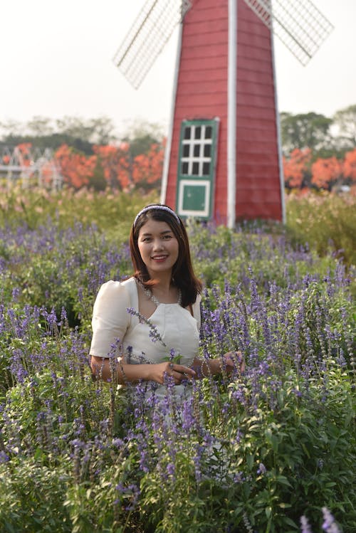 Gratis lagerfoto af asiatisk kvinde, blomstermark, kjole