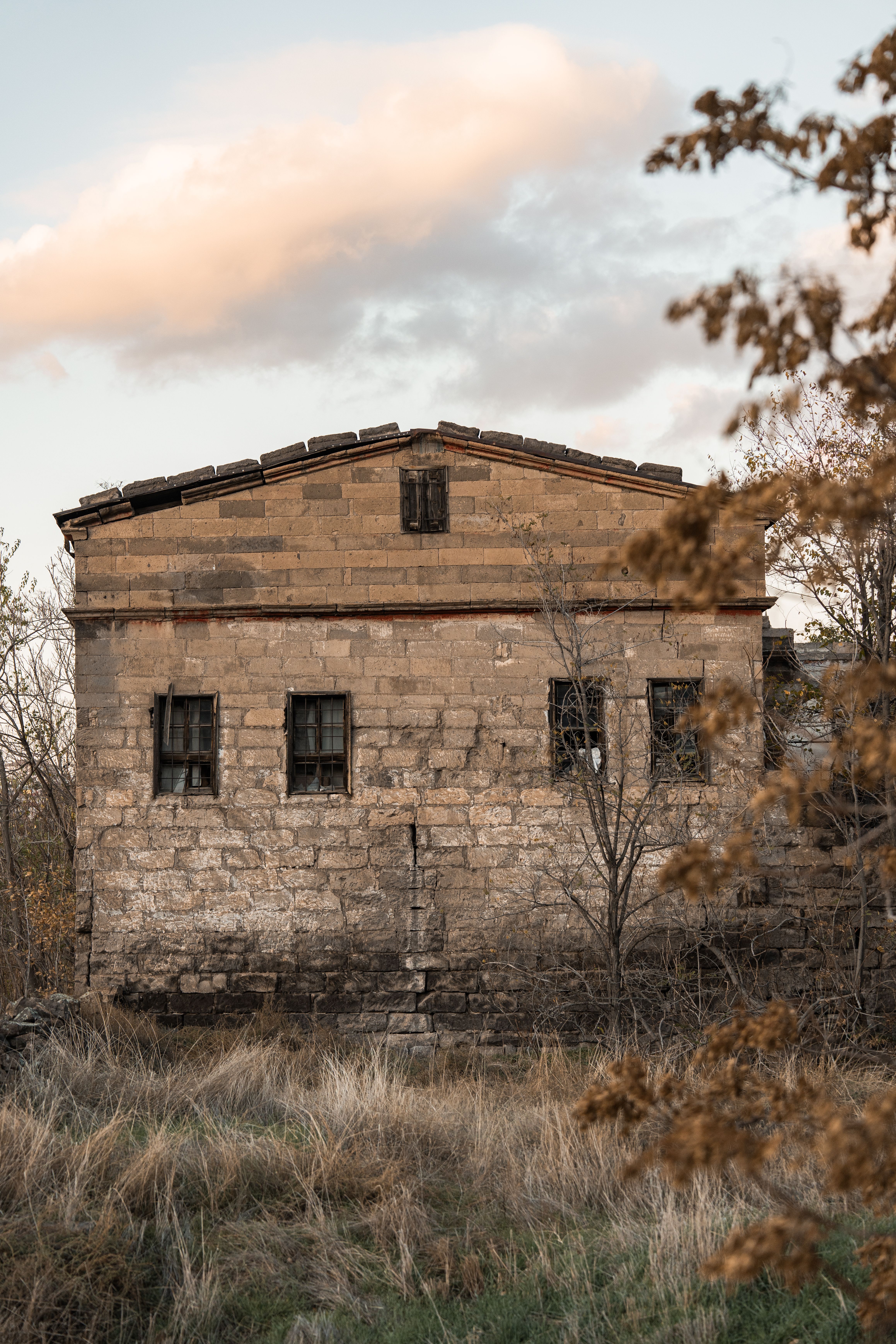 Exterior of an Abandoned House · Free Stock Photo