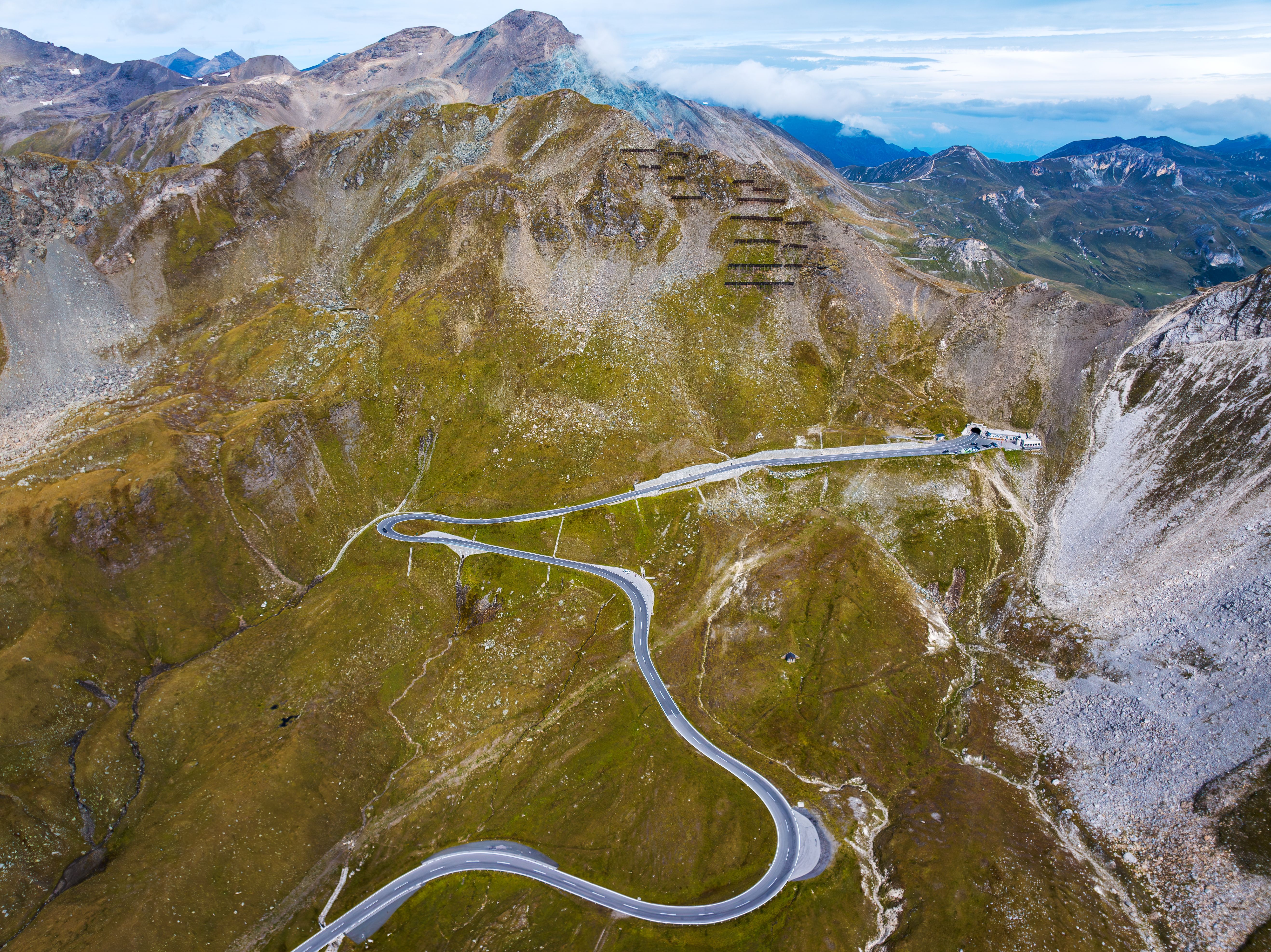 Kurvenreiche Bergstraße durch deutsche Alpen