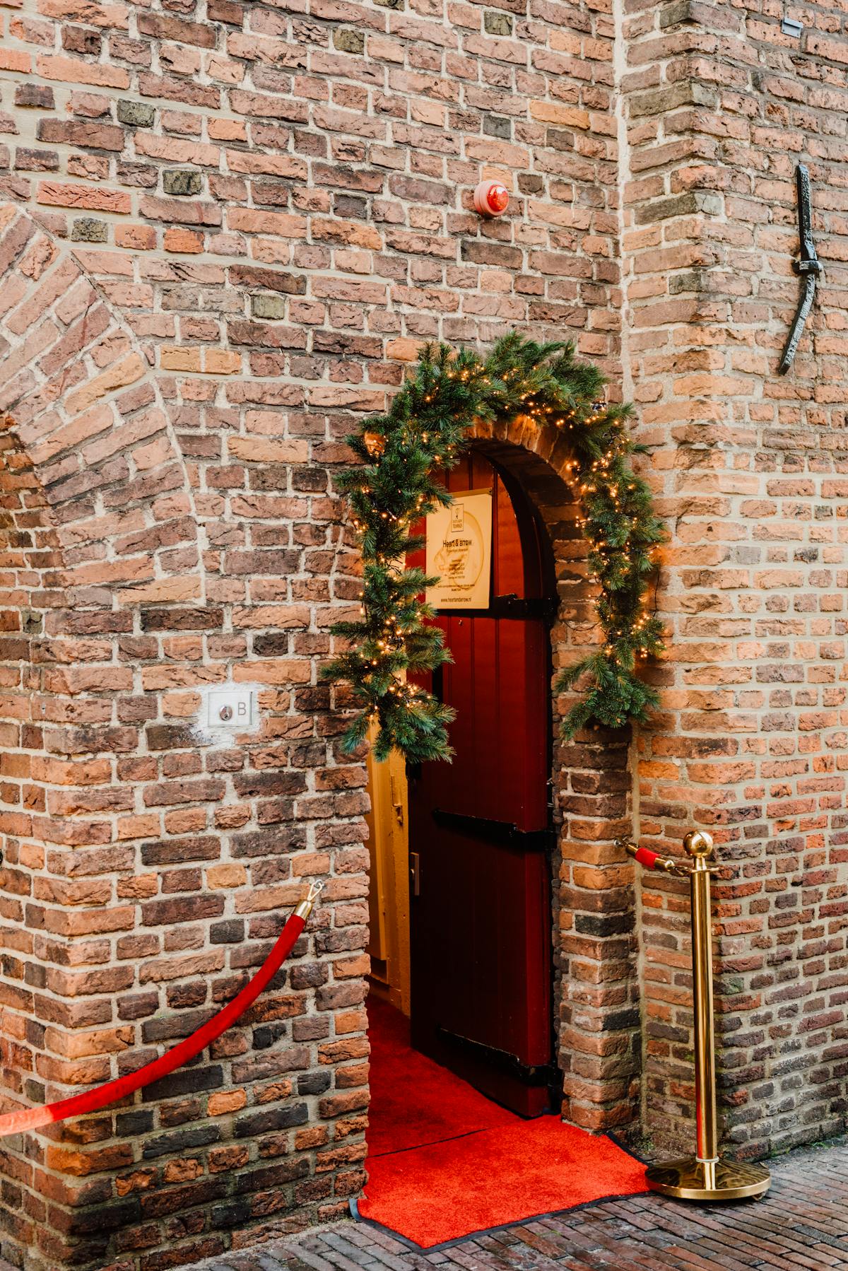 Ingresso decorato con ghirlanda e luci calde a LED a batteria