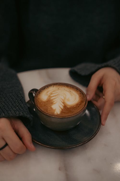 Ilmainen kuvapankkikuva tunnisteilla cappuccino, juoma, kädet