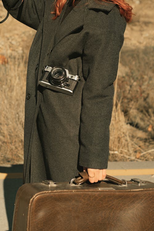 analog kamera, bağbozumu, bavul içeren Ücretsiz stok fotoğraf