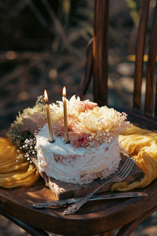 Gratis stockfoto met bestek, bloemen, cake