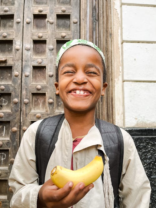 Darmowe zdjęcie z galerii z banan, chłopak, czarny chłopak