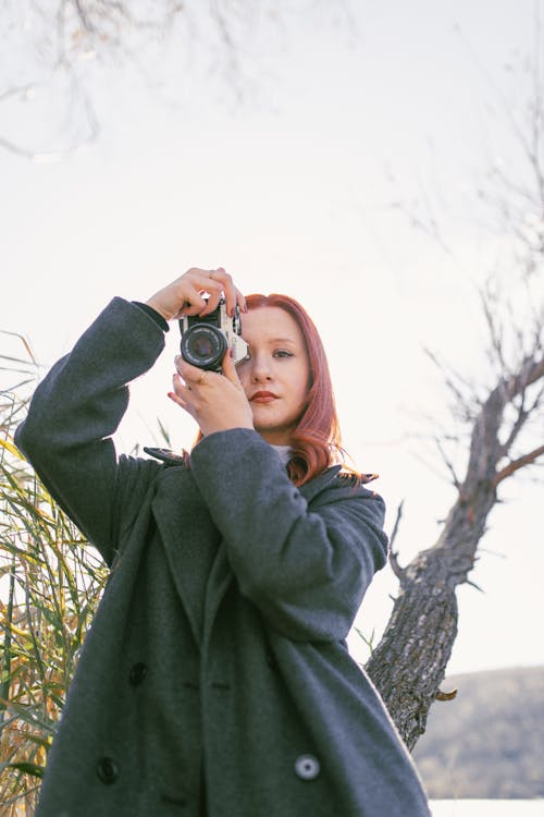 Бесплатное стоковое фото с вертикальный выстрел, женщина, камера