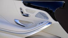 豪华车门内饰特写图，展现了时尚设计与先进技术