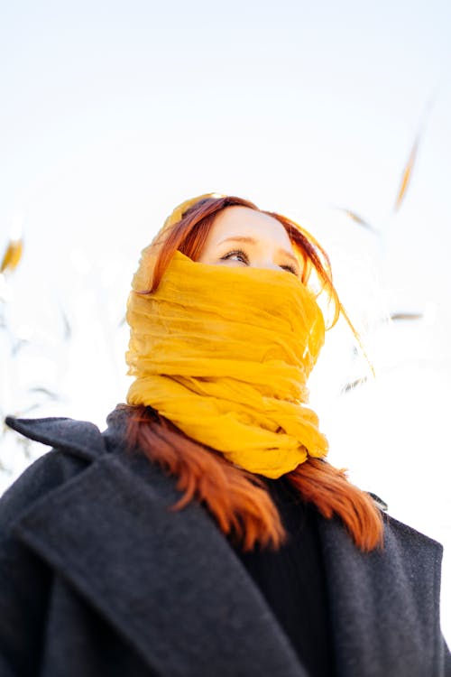 Foto profissional grátis de amarelo, cachecol, com frio