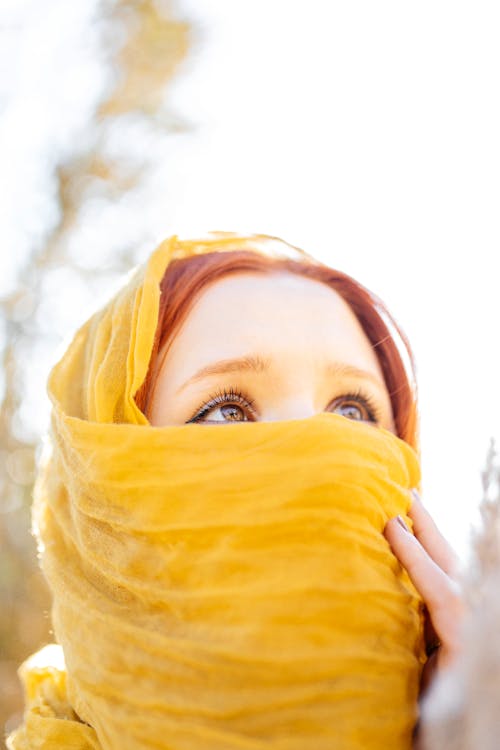 Kostnadsfri bild av blek hud, gul halsduk, kall